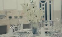 Elegant Selar event table setting with white florals